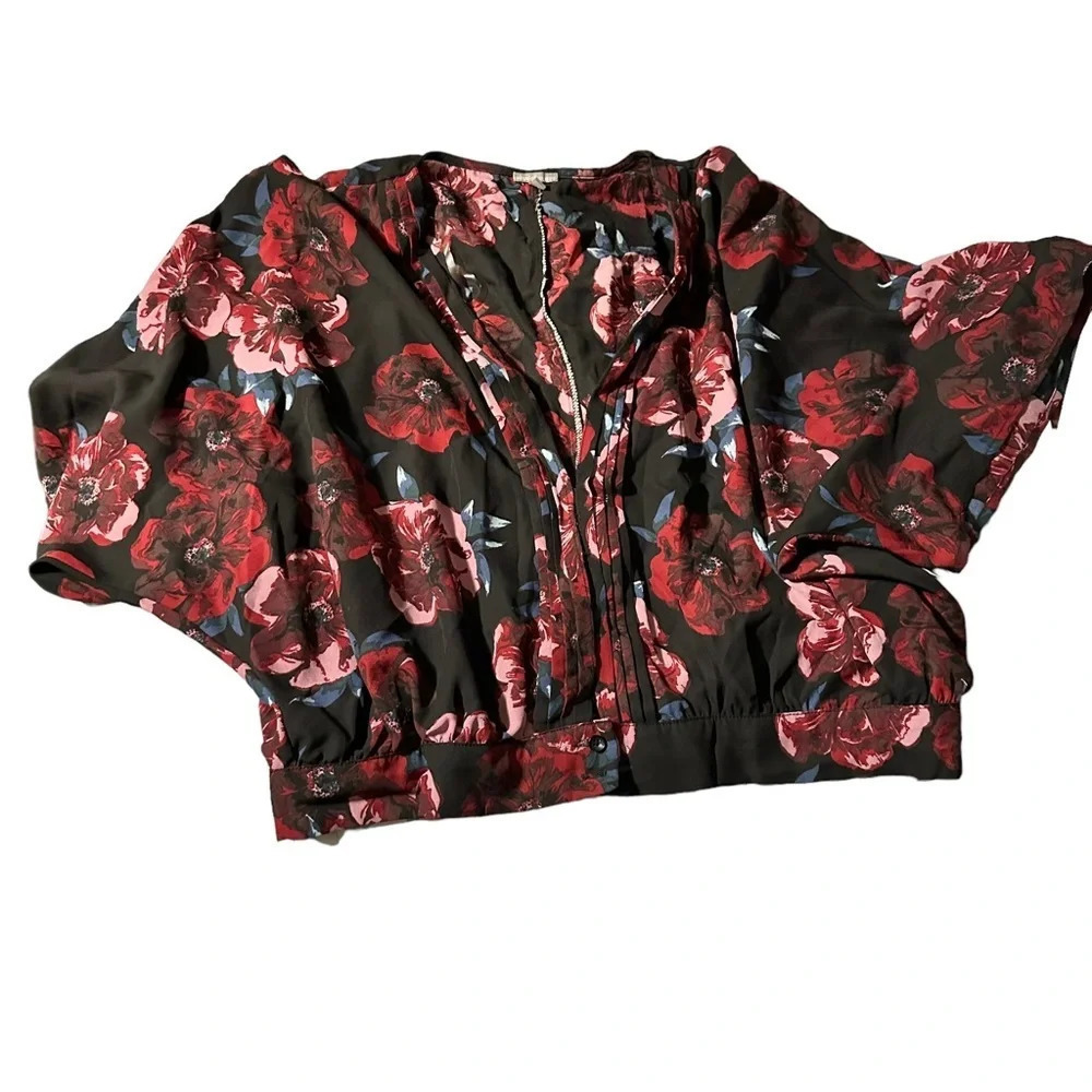 Charlotte Russe women's XL black and red cropped floral blouse